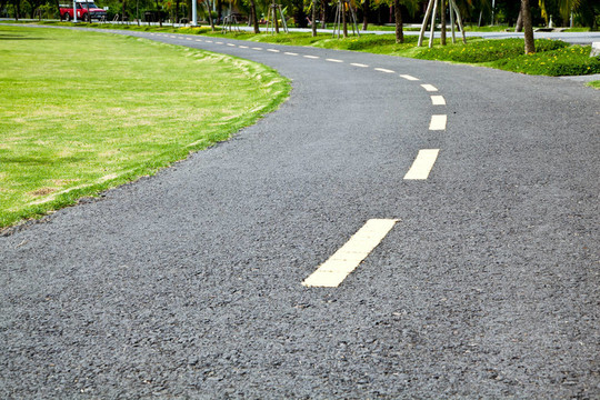 在公園的瀝青路為joggler