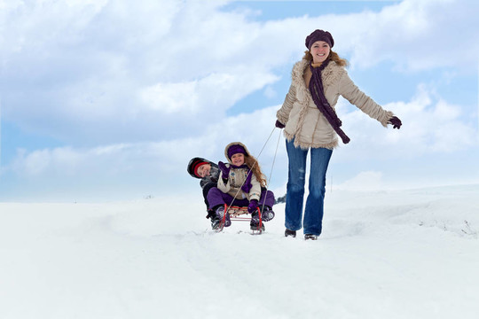 冬天的樂趣在雪橇上