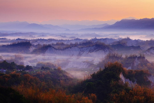 遠(yuǎn)處的霧山