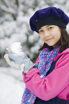 美麗的十二歲女孩在冬天玩雪