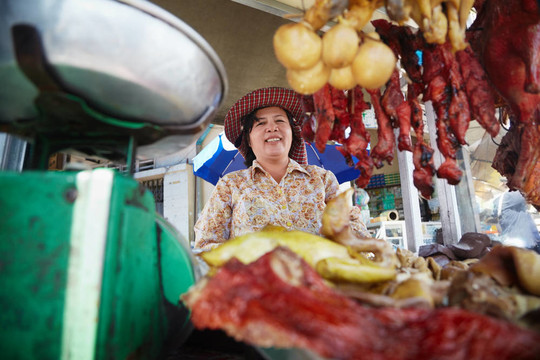 亞洲婦女在柬埔寨街頭食品的肖像