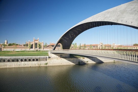 現(xiàn)代人行天橋