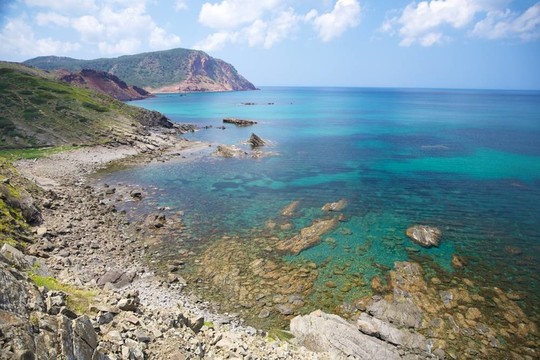 在梅諾卡島海邊的巖石