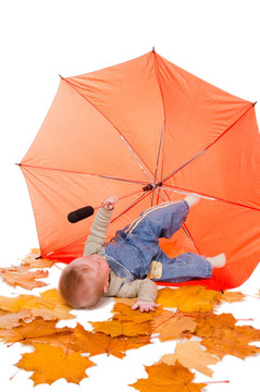 小男孩和橙色的雨傘