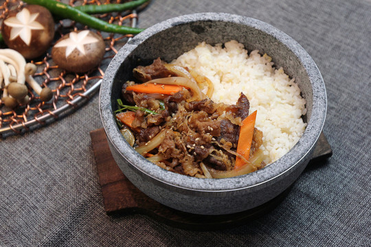 牛肉石鍋拌飯