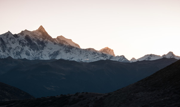 紅日照雪山