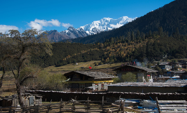 魯朗小鎮(zhèn)景色