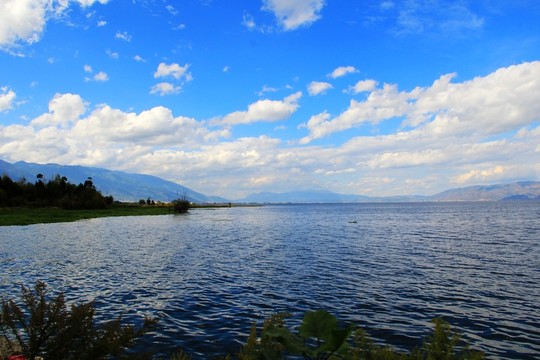 藍(lán)天洱海景色