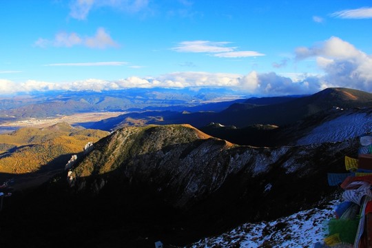 香格里拉雪山