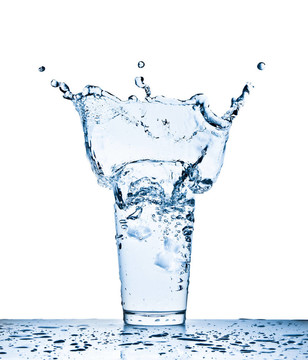 水濺在玻璃上