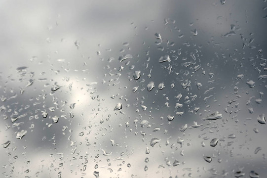 斜窗上滴雨（玻璃）
