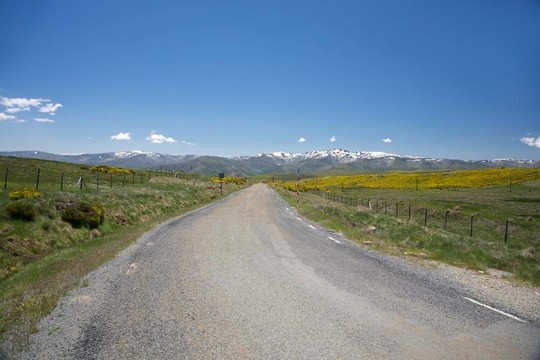 孤獨的農(nóng)村公路在格雷多斯山脈