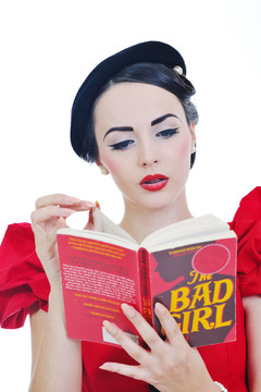 美麗的年輕女人讀的書
