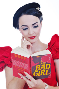 美麗的年輕女人讀的書