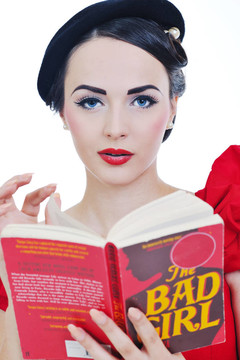 美麗的年輕女人讀的書