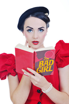 美麗的年輕女人讀的書