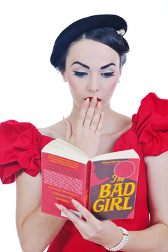 美麗的年輕女人讀的書