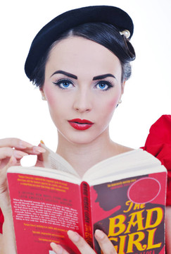 美麗的年輕女人讀的書