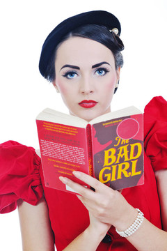 美麗的年輕女人讀的書