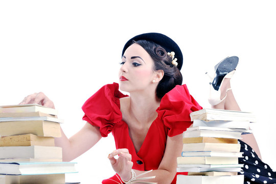 美麗的年輕女人讀的書