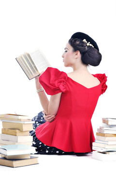 美麗的年輕女人讀的書