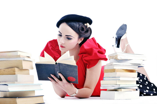 美麗的年輕女人讀的書