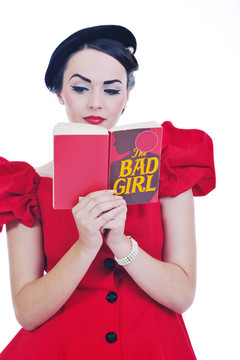 美麗的年輕女人讀的書