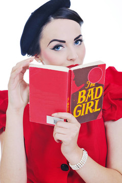 美麗的年輕女人讀的書