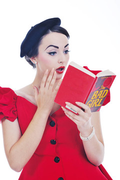 美麗的年輕女人讀的書