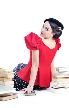 美麗的年輕女人讀的書
