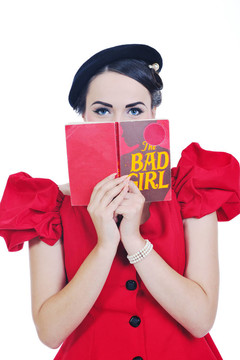 美麗的年輕女人讀的書