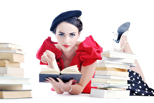 美麗的年輕女人讀的書