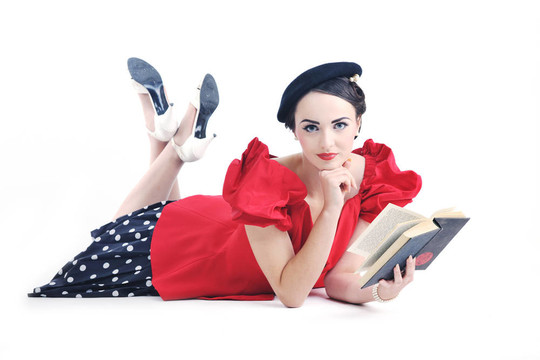 美麗的年輕女人讀的書