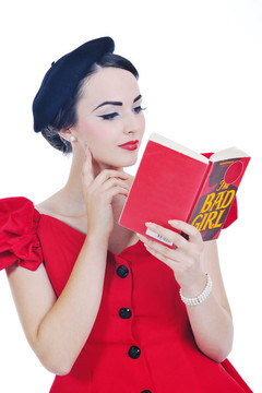 美麗的年輕女人讀的書