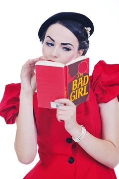 美麗的年輕女人讀的書
