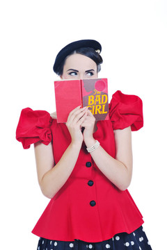 美麗的年輕女人讀的書