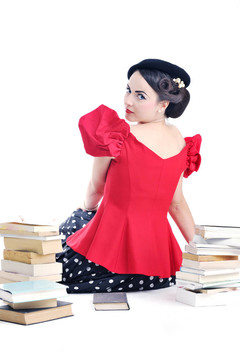 美麗的年輕女人讀的書