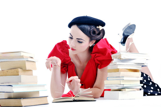 美麗的年輕女人讀的書