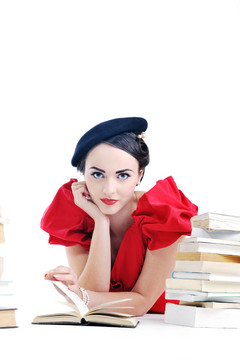 美麗的年輕女人讀的書