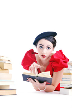 美麗的年輕女人讀的書