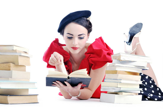 美麗的年輕女人讀的書