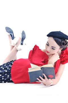 美麗的年輕女人讀的書
