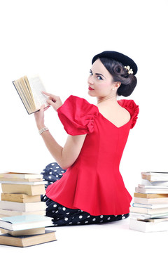 美麗的年輕女人讀的書