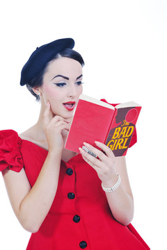 美麗的年輕女人讀的書