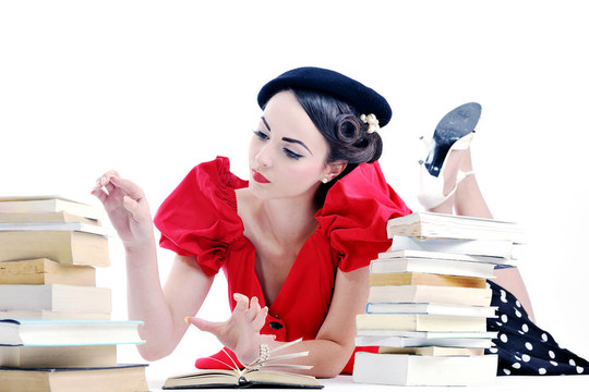 美麗的年輕女人讀的書