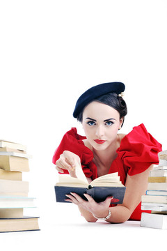 美麗的年輕女人讀的書