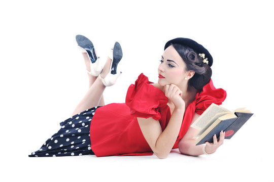 美麗的年輕女人讀的書