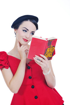 美麗的年輕女人讀的書