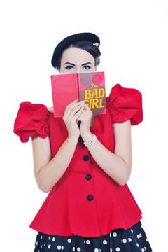 美麗的年輕女人讀的書