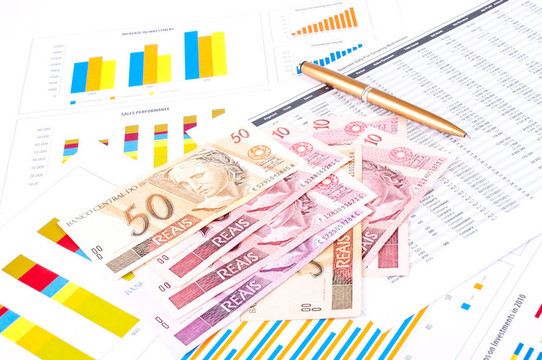 金融圖表和數(shù)據(jù)表。巴西貨幣和筆。
